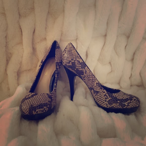 Arturo Chiang Snake Print platform heels. - Picture 1 of 3